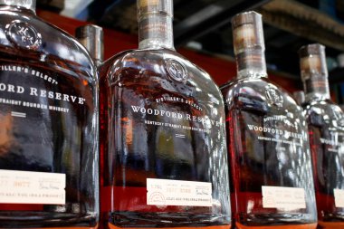 Irvine, California, ABD - 09-01-2020: Yerel büyük bir markette sergilenen Woodford Reserve Bourbon Whiskey 'nin birkaç şişe görüntüsü.