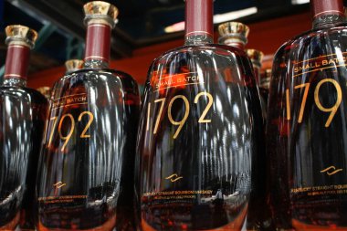 Irvine, California, ABD - 09-01-2020: Yerel büyük bir markette sergilenen 1792 Bourbon Whiskey şişelerinin manzarası.
