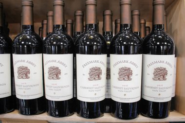 Irvine, California, ABD - 09-01-2020: Birkaç şişe Freemark Abbey Cabernet Sauvignon 2016 şarabının görüntüsü, yerel bir büyük market vitrininde sergileniyor.