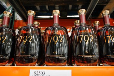 Irvine, California, ABD - 09-01-2020: Yerel büyük bir markette sergilenen 1792 Bourbon Whiskey şişelerinin manzarası.