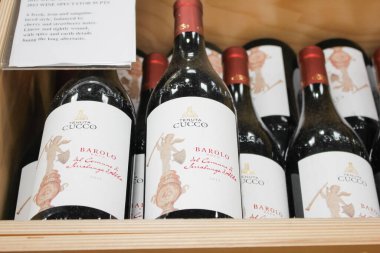 Irvine, California, ABD - 09-01-2020: Yerel büyük bir markette sergilenen birkaç şişe Tenuta Cucco Barolo şarabı.