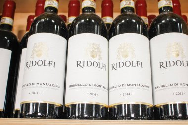Irvine, California / ABD - 09 / 01 / 2020: Yerel büyük bir markette sergilenen çok sayıda şişe Ridolfi Brunello di Montalcino şarabının manzarası.