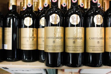 Irvine, California / ABD - 09 / 01 / 2020: Castelgreve Chianti Classico şarabının çok sayıda şişesinin yerel bir büyük market vitrininde sergilenmesi.