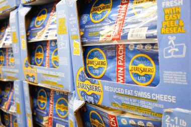 Irvine, California / ABD - 09 / 01 / 2020: Yerli büyük bir markette sergilenen çok sayıda Jarlsberg Lite yağlı peynirini azaltma manzarası.