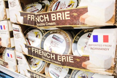 Irvine, California / ABD - 09 / 01 / 2020: Yerel bir Costco 'da sergilenen çok sayıda Kirkland İmza Isigny Fransız Brie peyniri paketi.