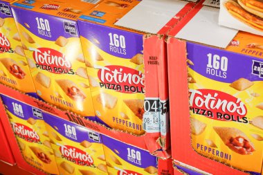 Irvine, California / ABD - 09 / 01 / 2020: Totino 's Pizza Rolls' un çeşitli paketleri yerel büyük bir markette sergileniyor.