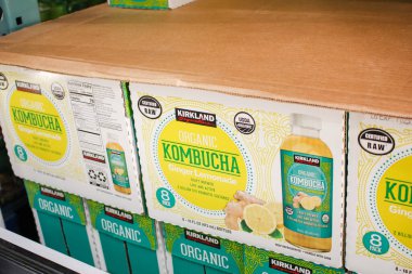 Irvine, California / ABD - 09 / 01 / 2020: Yerel bir Costco mağazasında sergilenen çok sayıda Kirkland İmza Kombucha içeceği manzarası.