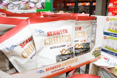 Irvine, California / ABD - 09 / 01 / 2020: Yerel büyük bir markette sergilenmekte olan çok sayıda Yemat Seaweed çıtırtısının bademli görüntüsü.