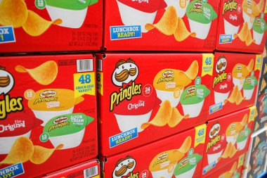 Irvine, California / ABD - 09 / 01 / 2020: Yerel büyük bir markette sergilenen çok sayıda Pringles cipsi görüntüsü.