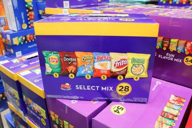 Irvine, California, ABD - 09-01-2020: Yerel büyük bir markette sergilenen çeşitli Frito-Lay çerez paketlerine bir bakış.