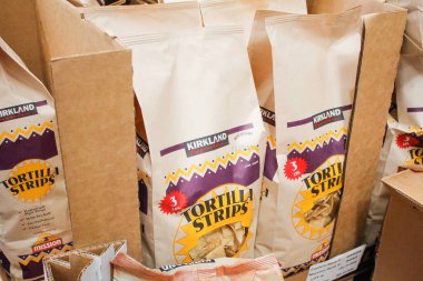 Irvine, California / ABD - 09 / 01 / 2020: Yerel bir Costco mağazasında sergilenen çok sayıda Kirkland İmza Tortilla Şeritlerinin manzarası.