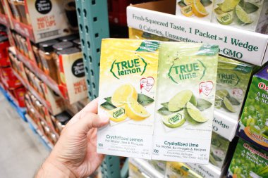 Irvine, California / ABD - 09 / 01 / 2020: Bir paket True Lemon 'u tutan bir elin görüntüsü, yerel büyük bir market vitrininde sergileniyor.