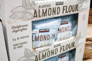 Irvine, California / ABD - 09 / 01 / 2020: Yerel bir büyük market vitrininde, Kirkland İmza beyazlatılmış badem unundan oluşan çok sayıda paketin görüntüsü.