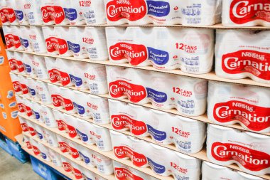 Irvine, California / ABD - 09 / 01 / 2020: Yerel büyük bir markette sergilenen çok sayıda Carnation buharlaşmış süt vakasının görüntüsü.