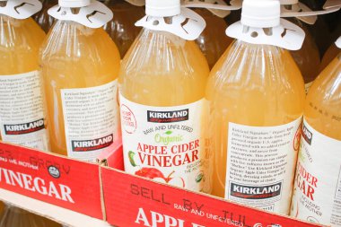 Irvine, California / ABD - 09 / 01 / 2020: Yerel bir Costco 'da sergilenen Kirkland' ın çok sayıda konteynırına ait organik elma sirkesi manzarası.