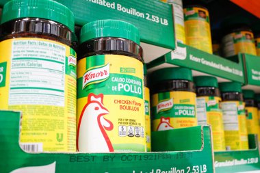 Irvine, California / ABD - 09 / 01 / 2020: Knorr Caldo Con Sabor de Pollo 'nun çok sayıda konteynırının görüntüsü - Tavuk Lezzeti Bouillon tozu, yerel büyük bir market vitrininde sergileniyor.