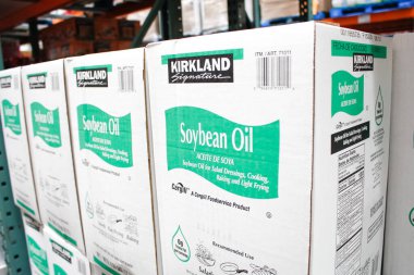 Irvine, California / ABD - 09 / 01 / 2020: Yerel bir Costco mağazasında çok sayıda Kirkland imzalı soya yağı vakasının görüntüsü.