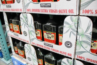 Los Angeles, California, ABD - 09-01-2020: Kirkland İmza İspanyol Ekstra Bakire Zeytinyağı 'nın çok sayıda konteynırı yerel bir Costco' da sergileniyor.