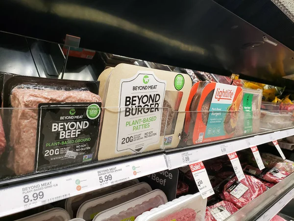 Los Angeles, Kaliforniya / ABD - 07 / 22 / 2020: Yerel bir marketin et bölümünde çok sayıda bitkisel temelli et ürünü markasının görüntüsü.