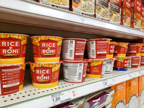 Лос-Анджелес, Калифорния / США - 07 / 22 / 2020: Вид на несколько пакетов сушеных блюд Rice-A-Roni, выставленных в местном продуктовом магазине.