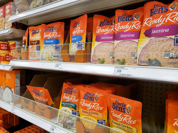 Лос-Анджелес, Калифорния, США - 07-22-2020: Вид на несколько стеллажей, посвященных продуктам Дяди Бена Риди Райс, на выставке в местном продуктовом магазине.