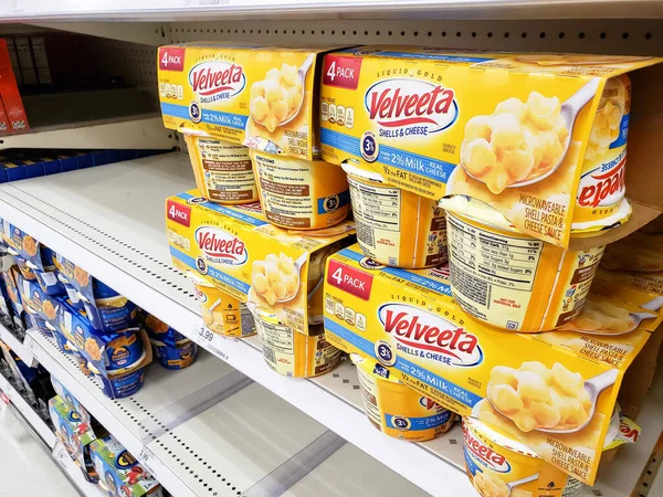Los Angeles, Kaliforniya / ABD - 07 / 22 / 2020: Yerel bir bakkalda sergilenen çok sayıda Velveeta kabuğu ve peynir ürününün görüntüsü.
