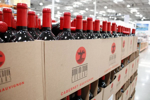 Irvine, California / ABD - 09 / 01 / 2020: Yerel büyük bir markette sergilenen çok sayıda Hook veya Crook Cellars Cabernet sauvignon şarabı manzarası.
