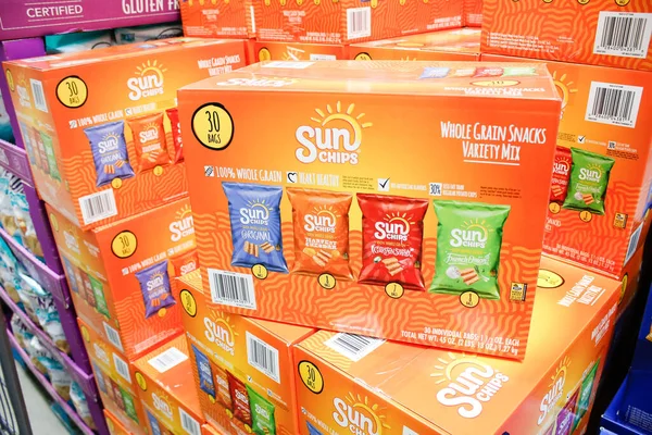 Irvine, California / ABD - 09 / 01 / 2020: Yerel büyük bir markette sergilenen çok sayıda Sun Chips vakasının görüntüsü.