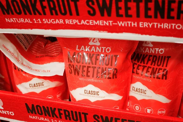 Irvine, California / ABD - 09 / 01 / 2020: Yerel büyük bir market vitrininde sergilenen Lakanto Monkfruit Sweetener 'ın çeşitli paketlerinin görüntüsü.