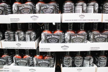 Irvine, California / ABD - 09 / 01 / 2020: Yerel büyük bir markette sergilenen Jack Daniel 'in barbekü sosunun birkaç şişe görüntüsü.