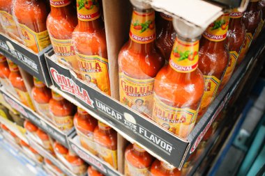 Irvine, California / ABD - 09 / 01 / 2020: Yerel büyük bir markette sergilenen çok sayıda şişe Cholula acı sosu manzarası.