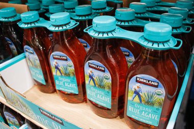 Irvine, California / ABD - 09 / 01 / 2020: Yerel bir Costco 'da sergilenen Kirkland imzalı organik mavi agave' nin çok sayıda konteynırının görüntüsü.