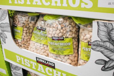 Irvine, California / ABD - 09 / 01 / 2020: Yerel bir Costco 'da sergilenen Kirkland İmza ve tuzlu şam fıstığı paketlerinin manzarası.