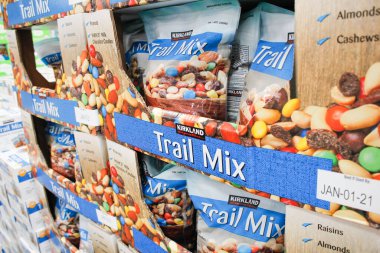 Irvine, California / ABD - 09 / 01 / 2020: Yerel bir Costco mağazasında sergilenen Kirkland İmza Trail Mix 'in çok sayıda paketinin görüntüsü.