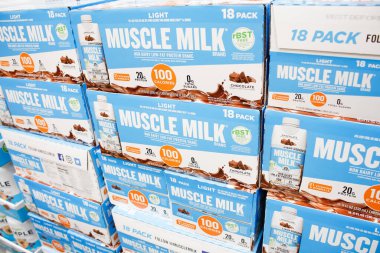 Irvine, California / ABD - 09 / 01 / 2020: Kaslı Milk proteinlerinin çeşitli durumlarının görüntüsü, yerel bir büyük market vitrininde sergileniyor.