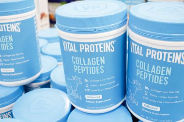 Irvine, California / ABD - 09 / 01 / 2020: Yerel bir büyük kutu markette sergilenen çok sayıda Hayati Protein Kolajen Peptides konteynırının görüntüsü.