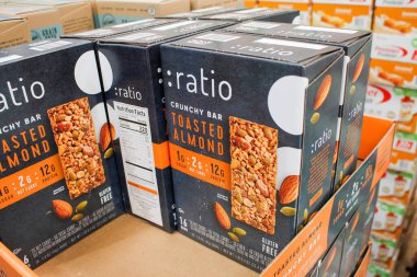 Irvine, California / ABD - 09 / 01 / 2020: Yerel bir büyük kutu bakkalında sergilenen birden fazla Çıtır Çubuk Oranı paketinin görüntüsü.