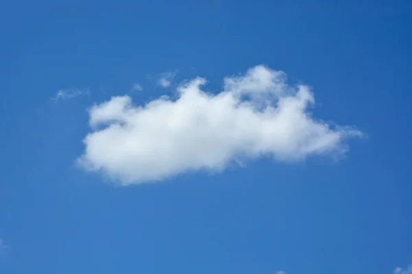 Απλά Και Όμορφα Σύννεφα Ενάντια Στον Γαλάζιο Ουρανό — Φωτογραφία Αρχείου