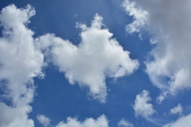 Mavi arkaplanda beyaz bulutlar