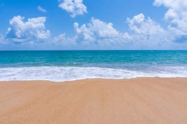 Yaz ve rahatlama konsepti, kumsal kum ve mavi deniz manzarası mavi gökyüzünde doğa