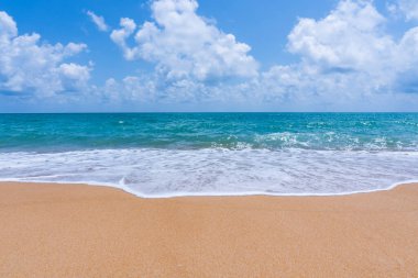 Yaz ve rahatlama konsepti, kumsal kum ve mavi deniz manzarası mavi gökyüzünde doğa