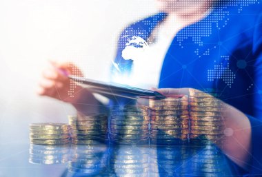 Çifte pozlama, Teknoloji ağı ve internet bankacılığı ve internet bankacılığı ve ağ kurma kavramı, laptop, telefon, tablet, akıllı telefon, iş yeri masasında madeni para ile kredi kartı olan iş kadınları