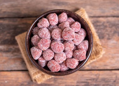 Tamarind şekeri ahşap kasede bulanık arka planda, Candy demirhindi, seçici odak ve üst görünümden yapılır.