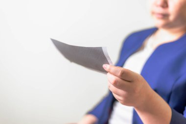 Finans kavramı için para ve hesap bankacılığı, dizüstü bilgisayarlı iş kadınları ve brüt arka planda maaş makbuzu biriktir