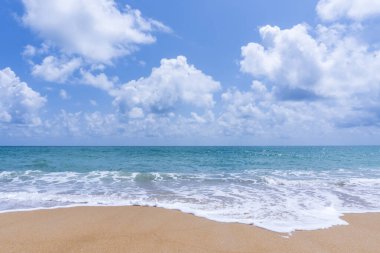 Yaz ve rahatlama konsepti, kumsal kum ve mavi deniz manzarası mavi gökyüzünde doğa