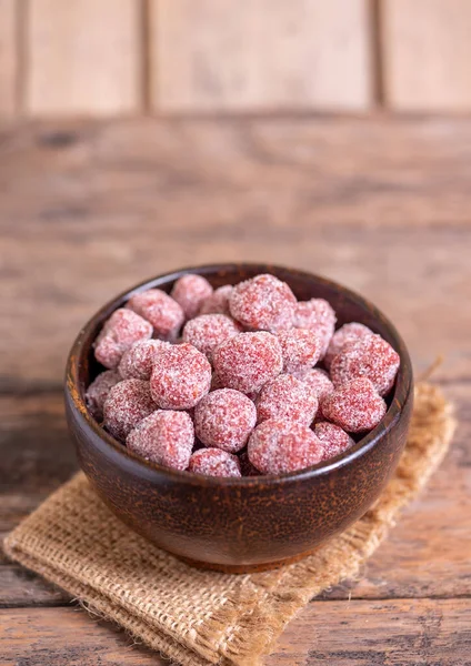 Tamarindenbonbons Holzschale Auf Verschwommenem Hintergrund Bonbons Aus Tamarinde Selektiver Fokus — Stockfoto