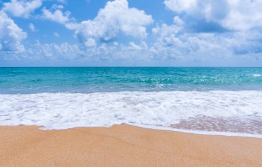 Yaz ve rahatlama konsepti, kumsal kum ve mavi deniz manzarası mavi gökyüzünde doğa