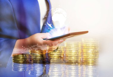 Çevrimiçi bankacılık ve internet bankacılığı ve insan ağları bankacılık finans kavramı, dizüstü bilgisayarı, telefonu, cep telefonu, tableti, akıllı telefon cep telefonu ve iş ofisindeki madeni para bulanıklığı