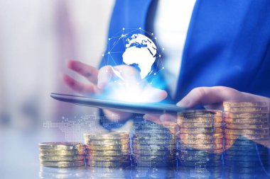 Çift pozlama, Teknoloji ağı ve internet bankacılığı ve internet bankacılığı ve ağ kurma kavramı, laptop, telefon, tablet, akıllı telefon ve ofis masasına para yatıran iş kadınları