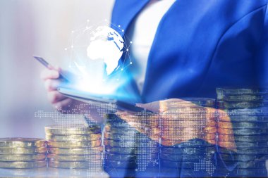 Çifte pozlama, Teknoloji ağı ve internet bankacılığı ve internet bankacılığı ve ağ kurma kavramı, laptop, telefon, tablet, akıllı telefon, iş yeri masasında madeni para ile kredi kartı olan iş kadınları